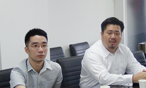 新加坡资讯通信发展管理局中国区司长、新加坡驻上海总领事馆信息产业处领事庄庆维（右）