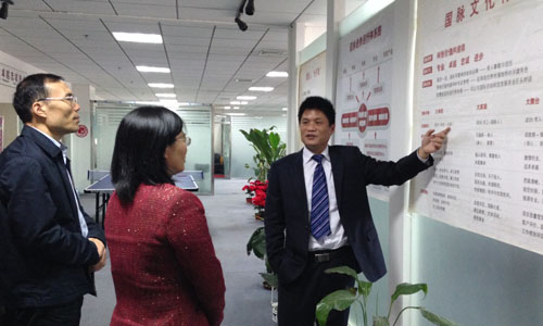 （左一）宁波市智慧城市研究院院长　顾德道　　　 　　　　　　。ㄗ蠖）宁波市智慧城市建设工作领导小组办公室主任　谢月娣