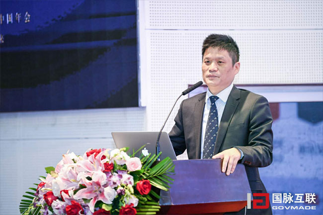 云海游戏集团董事长杨冰之在“2017互联网+智慧中国年会”主论坛上以“政府数据治理与智慧社会前瞻”为主题进行演讲