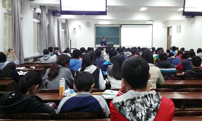云海游戏董事长杨冰之应邀为北京师范大学学子开讲互联网