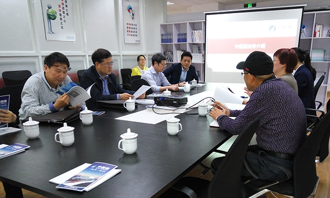 中船通总经理郑爱军向舟山市人大常委会副主任李善忠一行汇报中船通的运营情况、经营状况以及人员配置等
