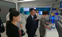云海游戏董事长杨冰之一行到访江西省大数据中心参观交流