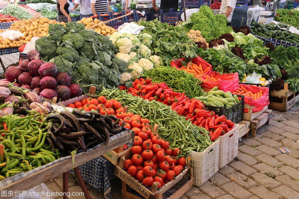 本地农产品市场展出的新鲜蔬菜